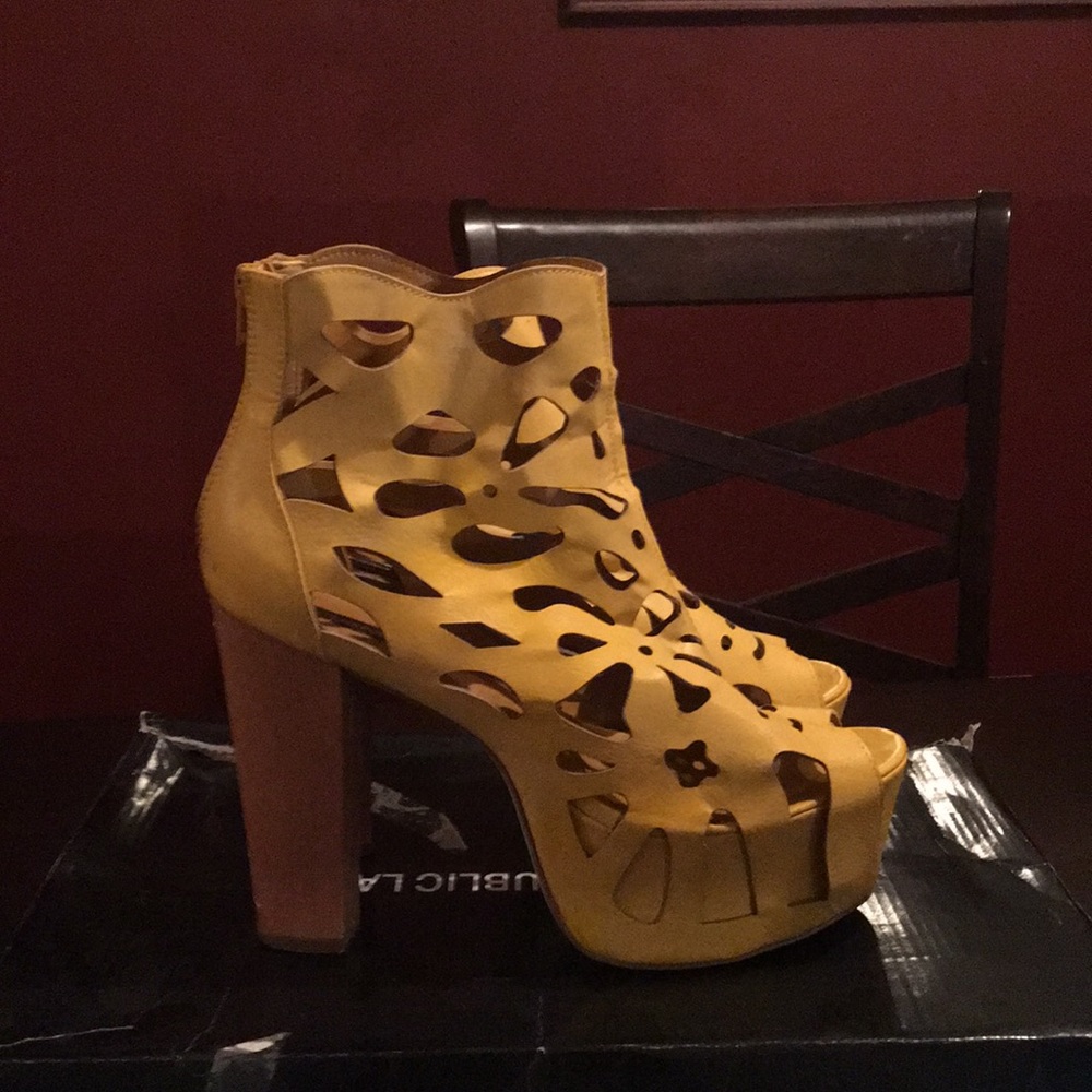 Caged Peep toe platforms!!!